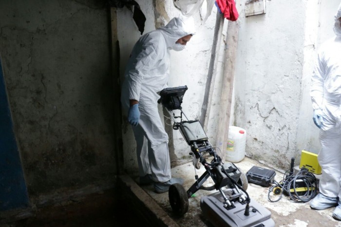 Los investigadores usaron un georadar, o radar de penetración de tierra que les permitió anticipar si metros abajo había objetos o estructuras irregulares