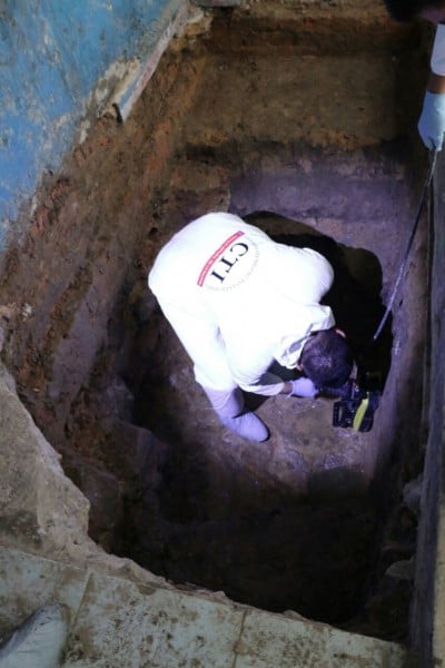 A una profundidad de tres metros bajo tierra los investigadores hallaron el cuerpo humano tal como lo indicaron las fuentes, las mismas que sostienen que en las entrañas del Bronx hay una gran fosa donde terminaron víctimas que fueron desmembradas.