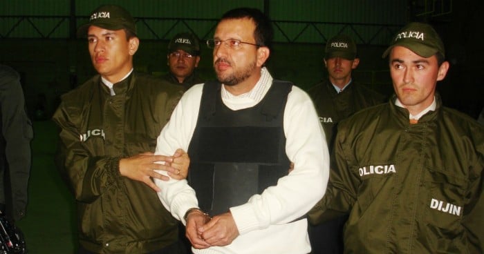 Carlos Mario Jiménez tuvo a su mando a más de 7 mil hombres en armas y entregó dos Helicópteros de su propiedad al servicio de las AUC. Fue el primer para extraditado por Uribe.