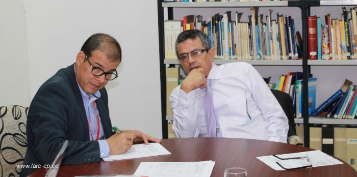 Cuando los guerrilleros recuperaron su nombre de pila para estrenar cédula - -- Las2orillas gabriel-angel-con-cedula