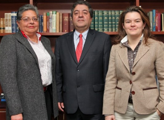 Javier Hoyos y su equipo de Gestión Legislativa y de Gobierno integrado por Silvia Reyes, asesora tributaria, y Paula Caballero, asesora legislativa (Foto Dinero.com)