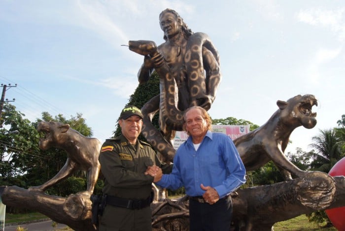 Una estatua de él con Cantalicia y dos jaguares se encuentra en la entrada de Leticia