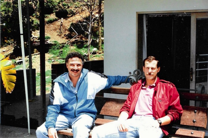 Los agentes Javier Peña y Steve Murphy en las montañas de Medellín persiguiendo a Escobar.