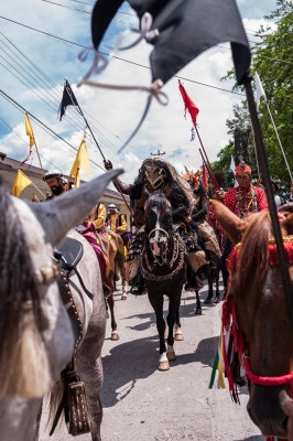 La fiesta más vieja de Suramerica es en los llanos - -- Las2orillas Desfile por las calles del pueblo rumbo a la Plaza de las Cuadrillas. Foto: Gabriel Rojas