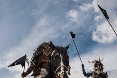 La fiesta más vieja de Suramerica es en los llanos - -- Las2orillas Cachaceros izan sus lanzas antes de iniciar los juegos de las cuadrillas. Foto: Gabriel Rojas