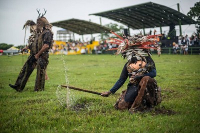 La fiesta más vieja de Suramerica es en los llanos - -- Las2orillas Cachaceros provocan a los indios en el juego del “desafío”, el único de los diez que se hace a pie. Foto: Gabriel Rojas