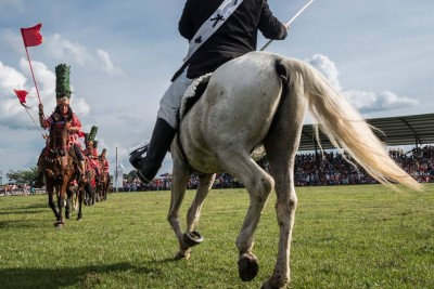 La fiesta más vieja de Suramerica es en los llanos - -- Las2orillas Indios y galanes, frente a frente, en desfile de las cuadrillas. Foto: Gabriel Rojas