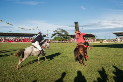 La fiesta más vieja de Suramerica es en los llanos - -- Las2orillas Español persigue a indígena en el juego de las “alcancías”. Foto: Gabriel Rojas