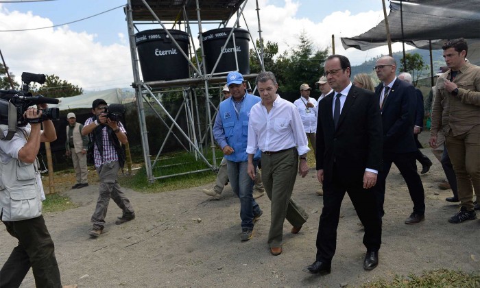 El Presidente Santos guía a su homólogo de Francia, François Hollande en una de las Zonas Veredales Transitoria de Normalización en el Cauca, en la primera visita oficial de un mandatario del país europeo a esa región de Colombia.