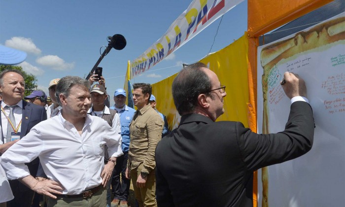 Imágenes del presidente francés Hollande con las Farc en Caldono, Cauca - -- Las2orillas Un mensaje alusivo a la paz dejó escrito el Presidente de Francia, François Hollande, durante su visita a una de las Zonas Veredales Transitorias de Normalización, acompañado por el Presidente Juan Manuel Santos.