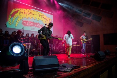 Tres y yo junto al coro de la UIS, una de las bandas locales que hizo de la noche una fiesta interminable.