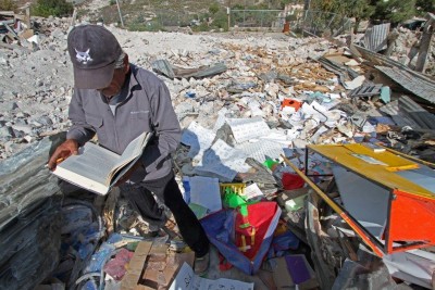La gente en Salaverna ya vive entre los escombros