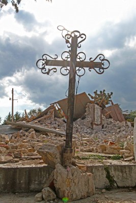 Esta cruz es lo único que quedó de la iglesia