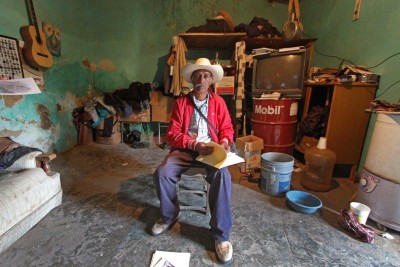 Roberto, entre las ruinas, se mantiene en la lucha