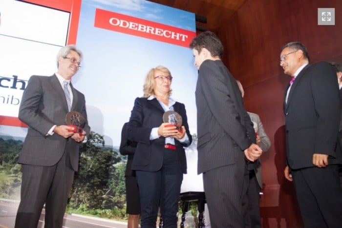 entrega-premios-odebrecht-desarrollosost-ceciliaalv-2013