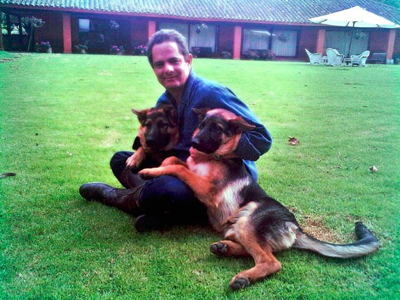 Sus dos perros queridos Urcos y Rex fueron envenenados en la Escuela de Carabineros de la policía a donde los llevaba a entrenar todas las mañanas 