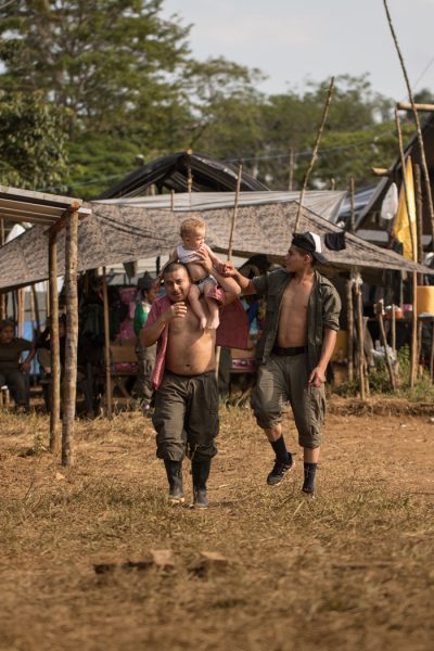 Video: Un bebé en el campamento del Bloque Sur de las FARC - -- Las2orillas - Video: Un bebé en el campamento del Bloque Sur de las FARC