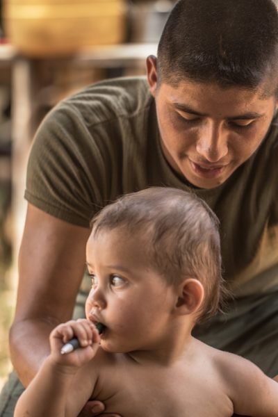 Video: Un bebé en el campamento del Bloque Sur de las FARC - -- Las2orillas - Video: Un bebé en el campamento del Bloque Sur de las FARC