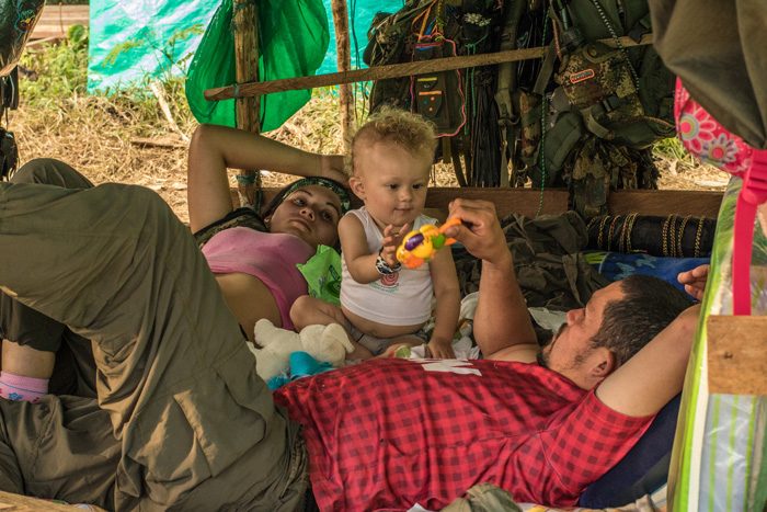 Video: Un bebé en el campamento del Bloque Sur de las FARC - -- Las2orillas - Video: Un bebé en el campamento del Bloque Sur de las FARC