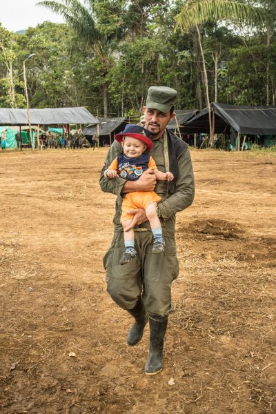 Video: Un bebé en el campamento del Bloque Sur de las FARC - -- Las2orillas - Video: Un bebé en el campamento del Bloque Sur de las FARC