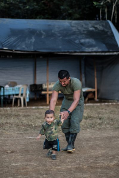 Video: Un bebé en el campamento del Bloque Sur de las FARC - -- Las2orillas - Video: Un bebé en el campamento del Bloque Sur de las FARC