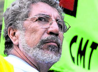 Tarsicio barre entre los maestros