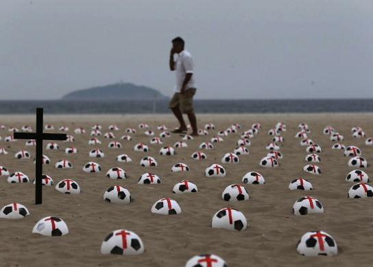 Los brasileños protestan con balones