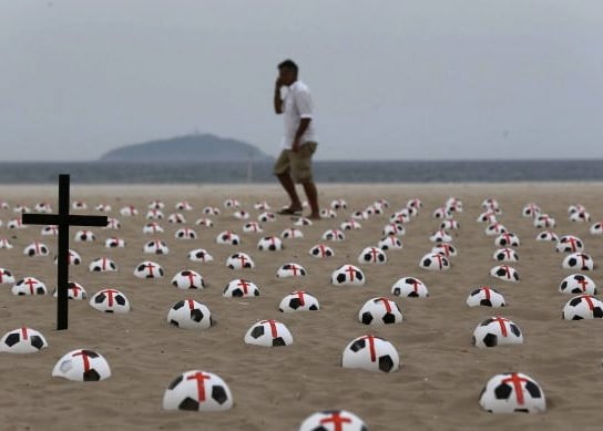 Los brasileños protestan con balones