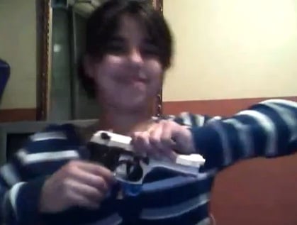Menor de 12 años dispara pistola dentro de su casa