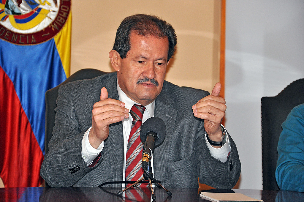 Ustedes -las Farc- lo único que hacen es dispararle a la paz: Angelino Garzón