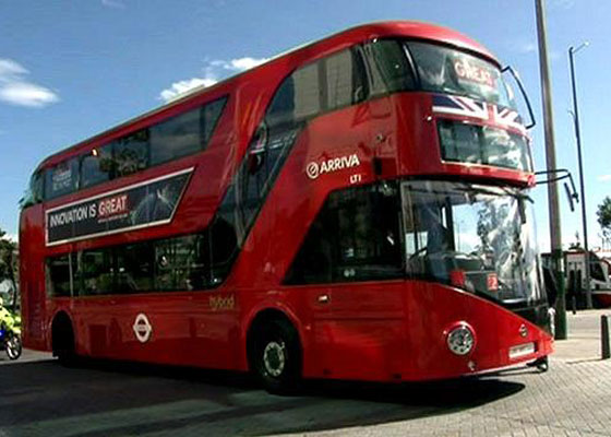 Un bus rojo y de 2 pisos recorre Colombia