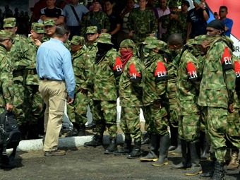 Desmovilizados estrenando uniforme: ¿nos creen tan pendejos?