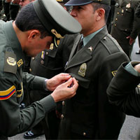 El contratista que la embarró con las medallas tenía un único cliente: las Fuerzas Militares