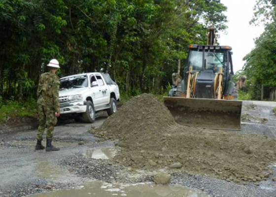 Militares construyen vía en el Chocó