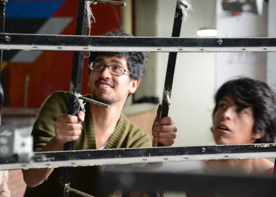 1800 M2 de arte joven dentro de una fábrica