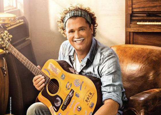Carlos Vives estrena su bigote de leche
