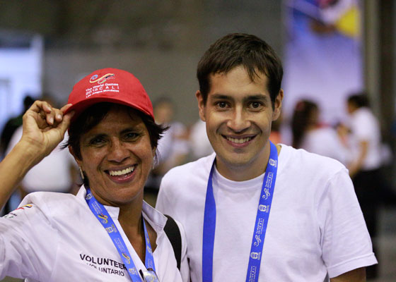 La señora que regala manillas de Colombia