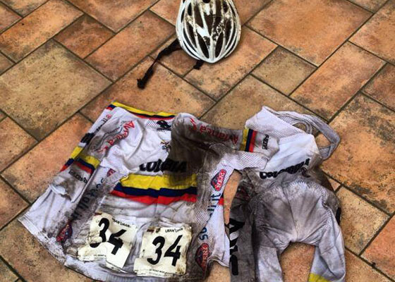 Así quedó el uniforme de Urán después de caerse