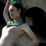  - La joyera greco-caleña que crea con seda y colores