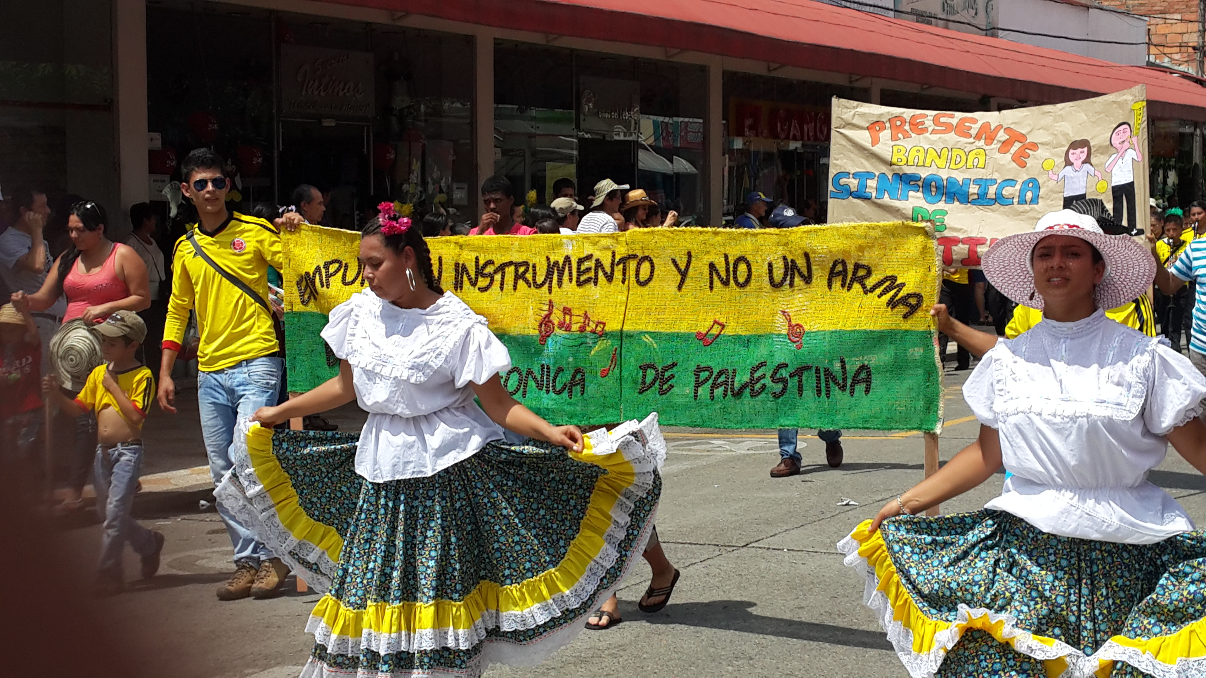 Comparsas despiden paso de los peregrinos