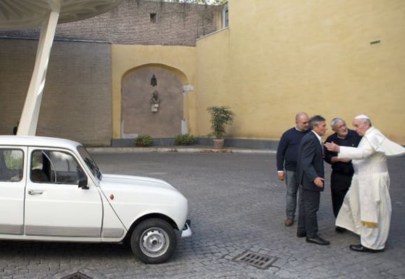 El Renault 4 “el amigo fiel” es el nuevo Papamóvil