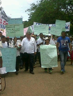Sigifredo López con dos mil indígenas cierran la vía a Cerro Matoso