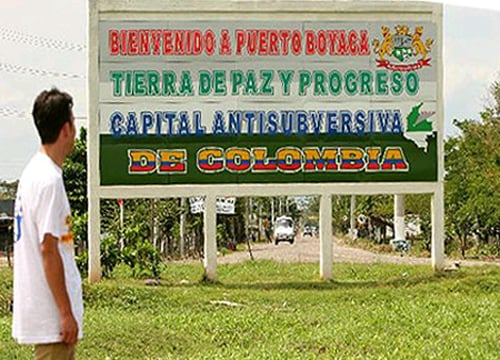 El mausoleo al paramilitar Henry Peréz en Puerto Boyacá