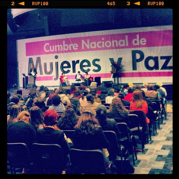 ¿Qué hacen 400 mujeres reunidas en un mismo espacio?