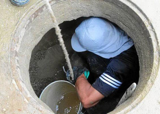 Un hombre que vive entre la mierda