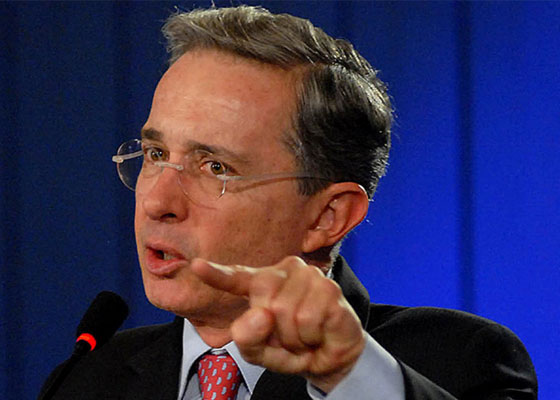 Álvaro Uribe y Clara López coinciden en sus denuncias por falta de garantías