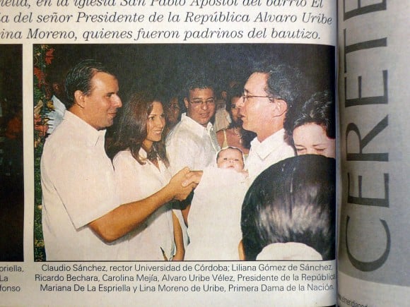 Álvaro Uribe, siendo presidente, fue padrino de Mariana De La Espriella, hija del senador Miguel Alfonso De La Espriella quien igual que Claudio Sánchez, entonces rector de la Universidad de Córdoba, se encuentran detenidos por vínculos con grupos paramilitares.