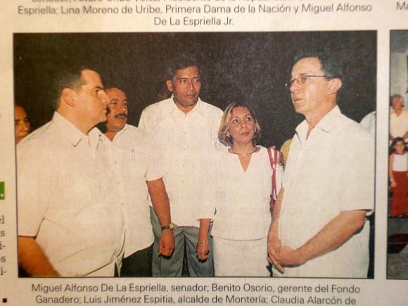 El presidente Uribe con Miguel De la Espriella y Benito Osorio, gerente del Fondo Ganadero de Córdoba detenido por concierto para delinquir, al haberse aliado con los 'paras' de Salvatore Mancuso para despojar a cientos de familias. Tiene otro proceso por lavado de activos. 
