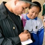 El experimento del famoso pintor Oscar Murillo con los niños del sur de Bogotá - -- Las2orillas - El experimento del famoso pintor Oscar Murillo con los niños del sur de Bogotá