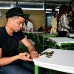 El experimento del famoso pintor Oscar Murillo con los niños del sur de Bogotá - -- Las2orillas - El experimento del famoso pintor Oscar Murillo con los niños del sur de Bogotá